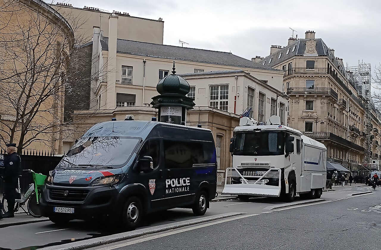 Véhicule à lance à eau des CRS à Paris (photo d'illustration, archives)