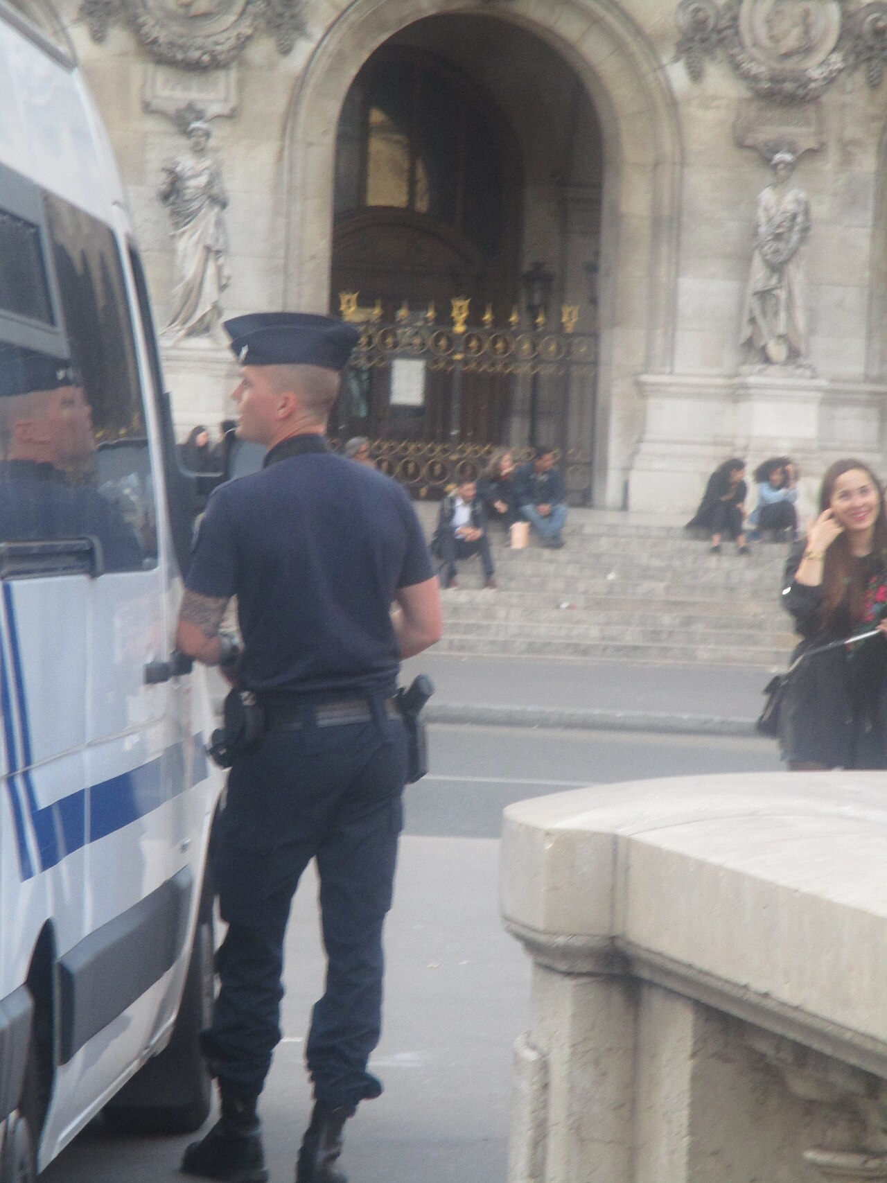 Policiers de CRS devant l'Opéra à Paris, photo d'illustration