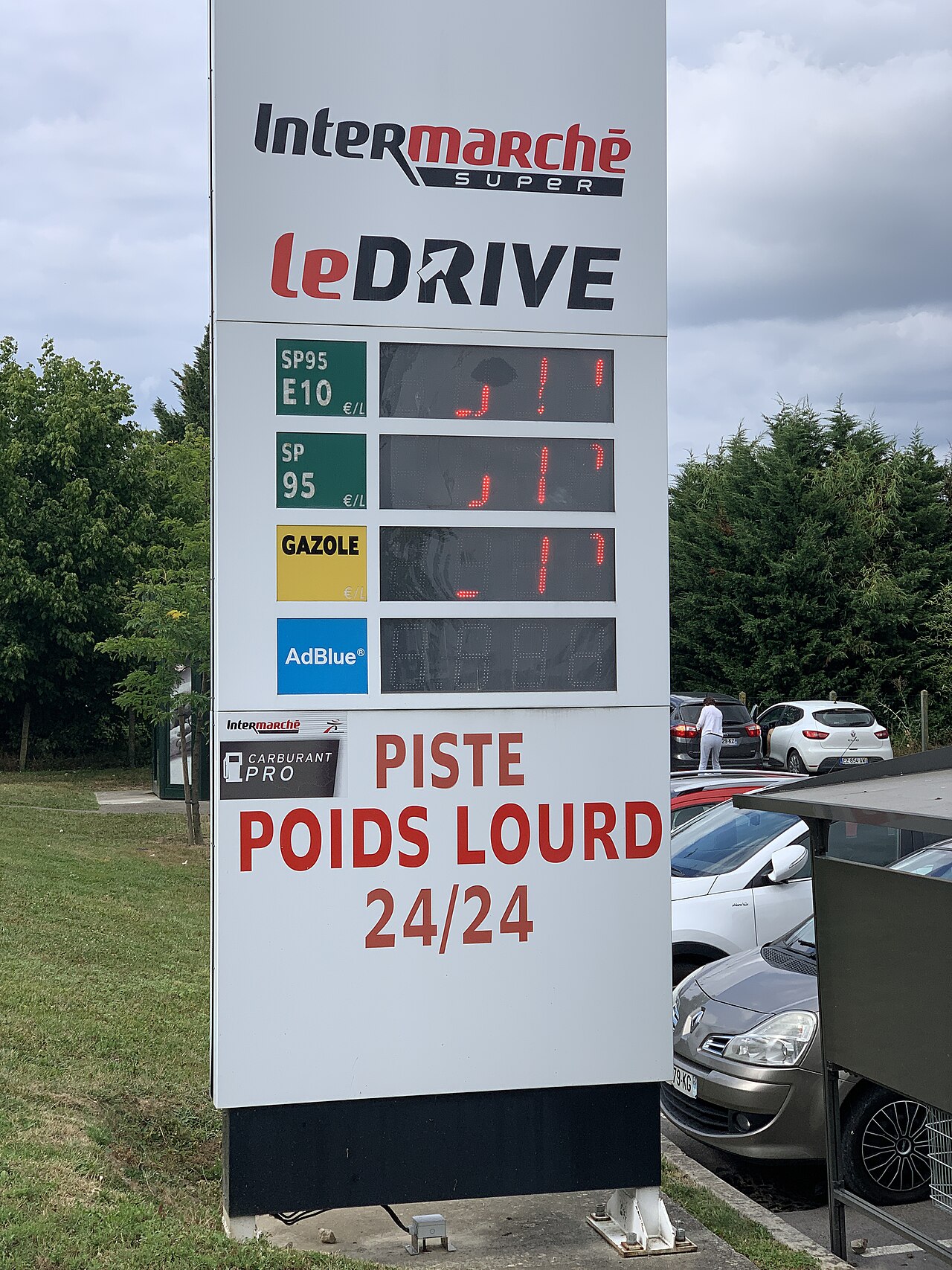 Photo d'illustration (2020) : panneau des prix des carburants d'une station-service à Vonnas (Ain).